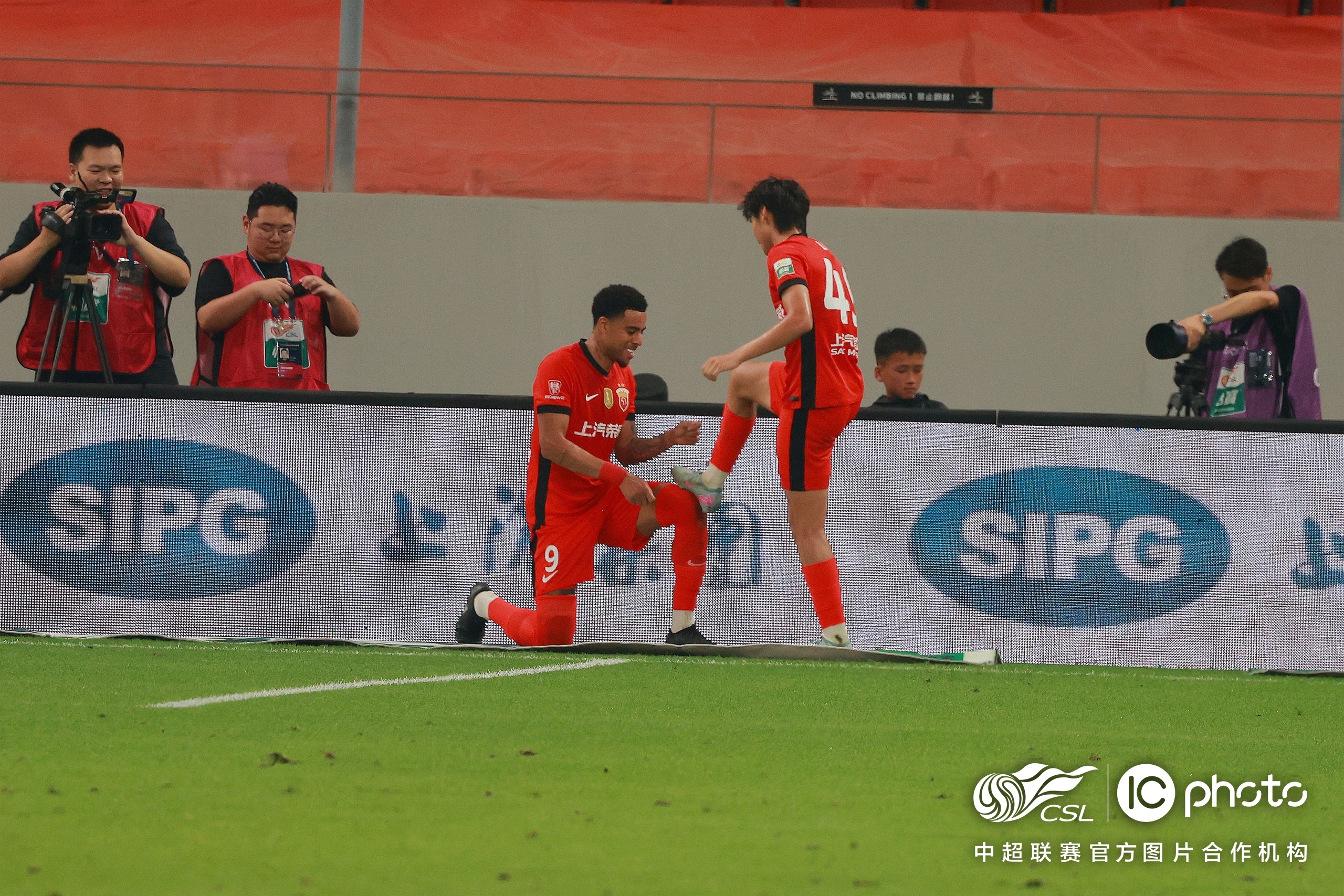 ng体育官网关于今晨广州队备战中超；远射贴柱细节曝光；管理层满意；赛程密集仍需轮换的信息